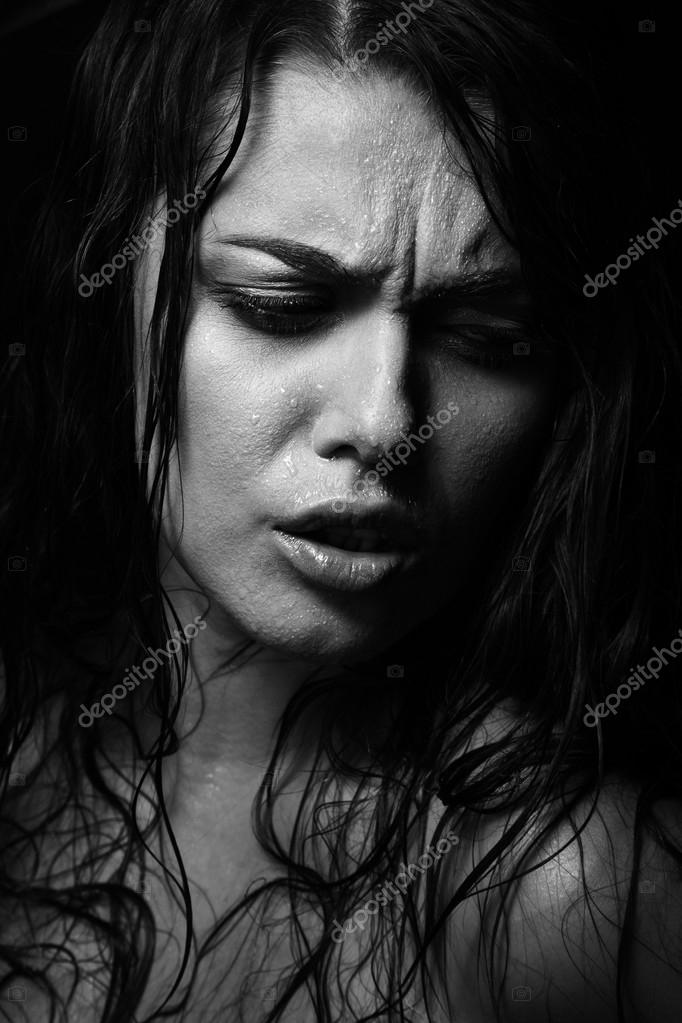 Ritratto di donna bagnata con acqua gocce sul viso. Bianco e nero ... Ritratto di donna bagnata con acqua gocce sul viso. Bianco e nero ...