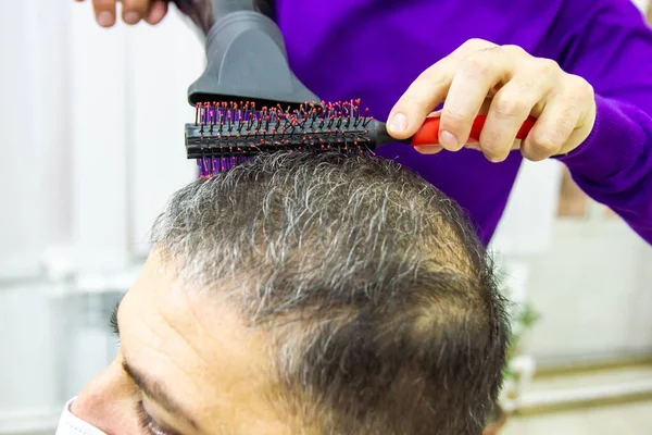 Friseur Schneidet Kunden Friseursalon Die Haare — Stockfoto