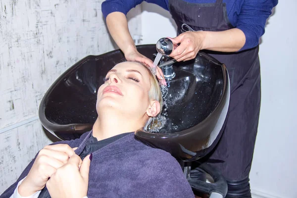 Junge Frau Wäscht Sich Friseursalon Den Kopf — Stockfoto