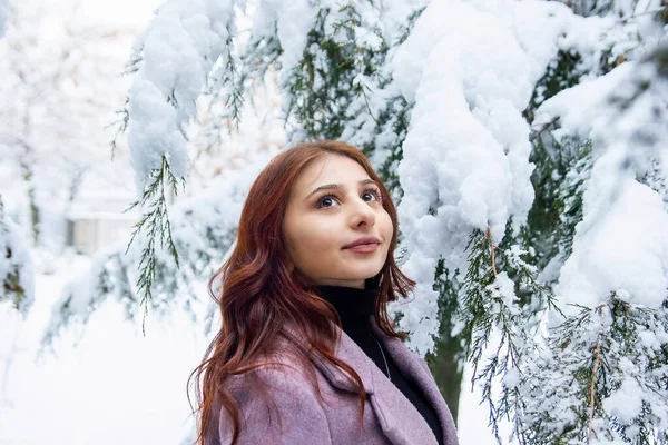 Ładna Dziewczyna Zimowym Lesie Młoda Kobieta Zimowym Parku — Zdjęcie stockowe