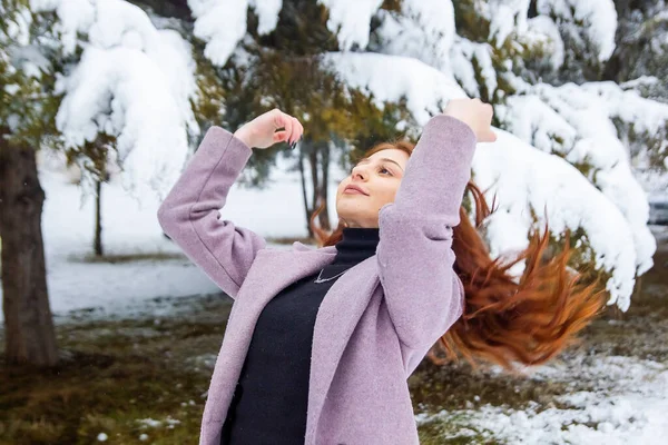 Hübsches Mädchen Winterwald Junge Frau Winterpark — Stockfoto