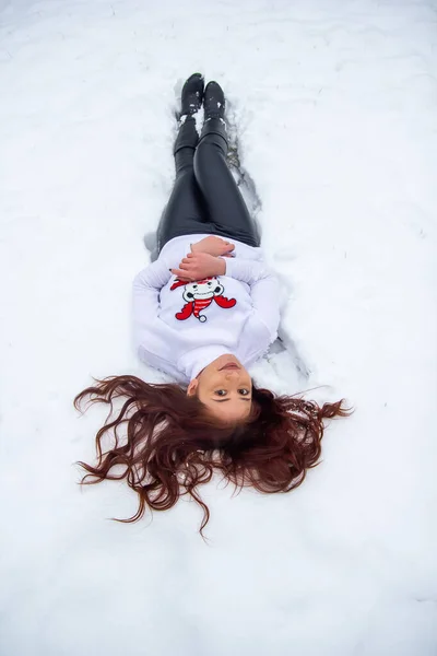 Ruda Dziewczyna Leży Śniegu — Zdjęcie stockowe