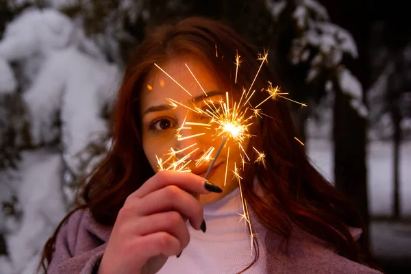 Nuori Nainen Joulun Sparkler — kuvapankkivalokuva