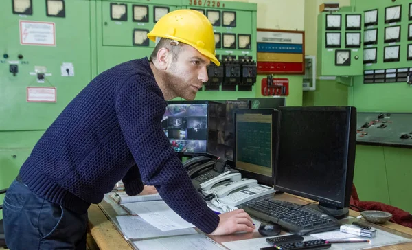 Eletricista Com Capacete Amarelo Trabalhando Uma Central Elétrica — Fotografia de Stock