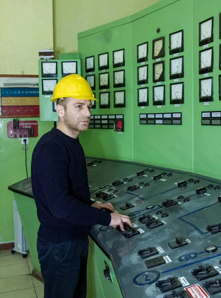 Eletricista Com Capacete Amarelo Trabalhando Uma Central Elétrica — Fotografia de Stock