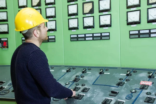 Eletricista Com Capacete Amarelo Trabalhando Uma Central Elétrica — Fotografia de Stock