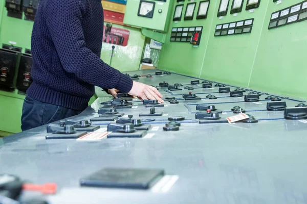 Elektricien Met Gele Helm Aan Het Werk Een Krachtcentrale — Stockfoto