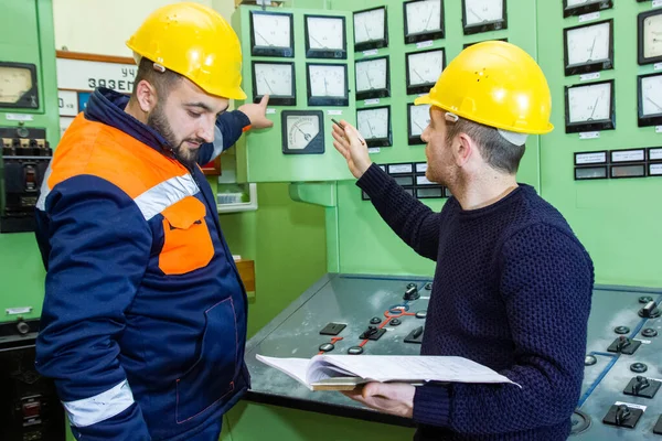 Eletricistas Com Capacete Amarelo Trabalhando Uma Central Elétrica — Fotografia de Stock