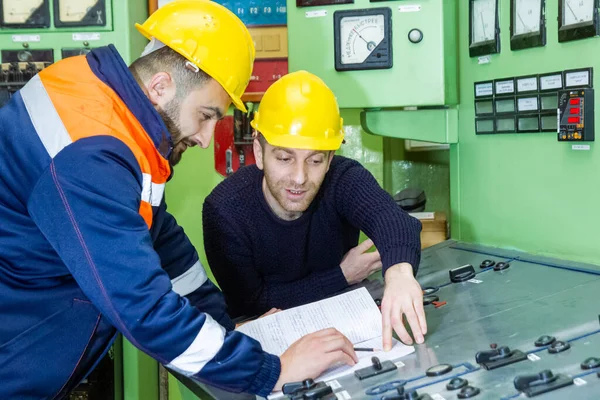 Elektrikáři Žlutou Helmou Pracující Elektrárně — Stock fotografie