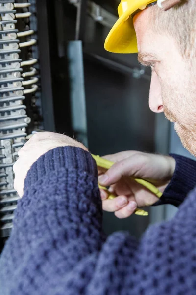 Elektricien Met Gele Helm Aan Het Werk Een Krachtcentrale — Stockfoto