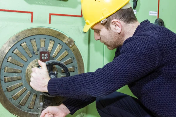 Eletricista Com Capacete Amarelo Trabalhando Uma Central Elétrica — Fotografia de Stock