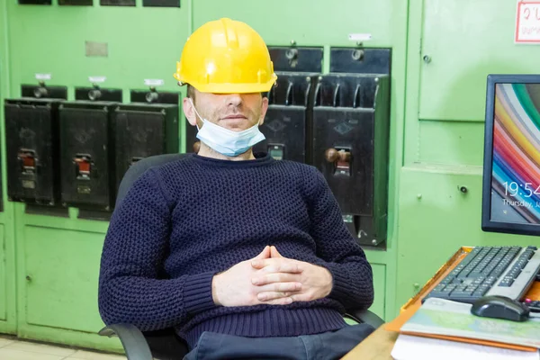 Bouwvakker Met Gele Helm Medisch Masker Fabriek Industrieel Werker Met — Stockfoto