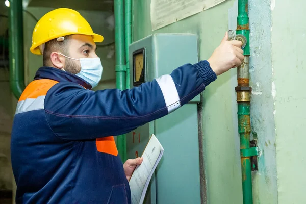 Trabalhador Construção Civil Com Capacete Amarelo Máscara Médica Fábrica Trabalhador — Fotografia de Stock