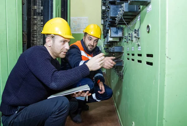 Electricistas Con Casco Amarillo Trabajando Una Central Eléctrica Fotos de stock libres de derechos