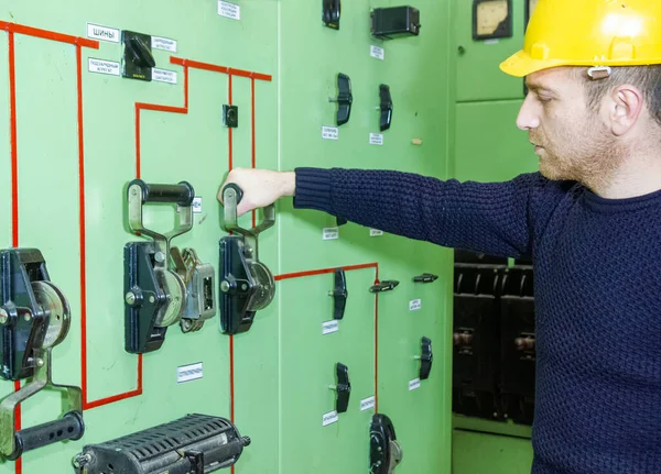 Electricista Con Casco Amarillo Trabajando Una Central Eléctrica Imágenes de stock libres de derechos