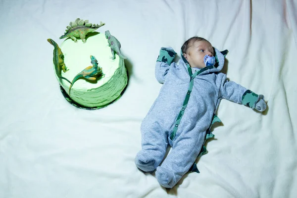 Hermoso Bebé Durmiendo Una Cama Con Pastel Cumpleaños Retrato Niño —  Fotos de Stock