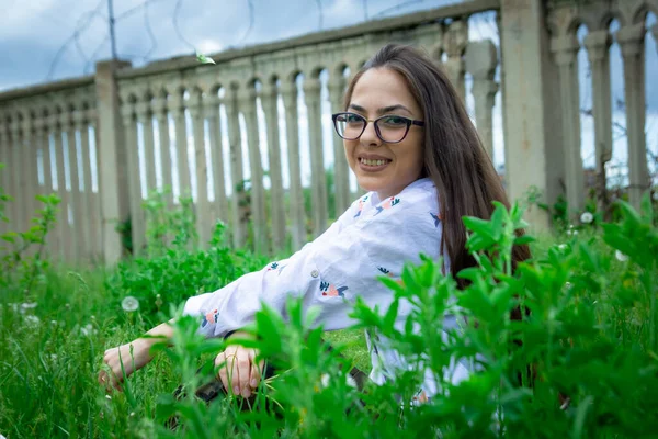 Parkta Bir Kadın Çimenlerde Oturan Güzel Bir Kadın Bahçede Genç — Stok fotoğraf