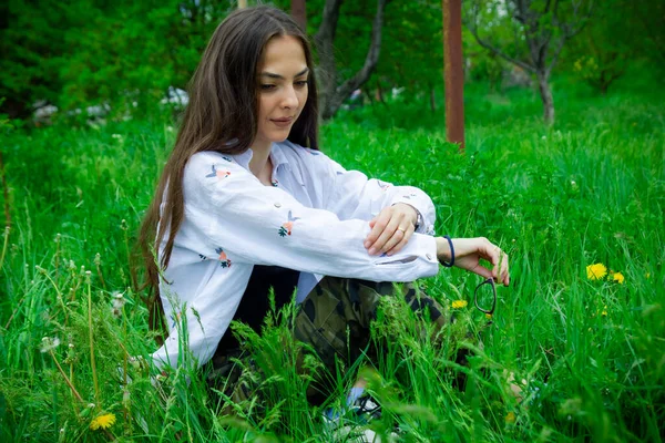 公园里的女人 一个坐在草地上的漂亮女人 花园里的年轻女人 — 图库照片