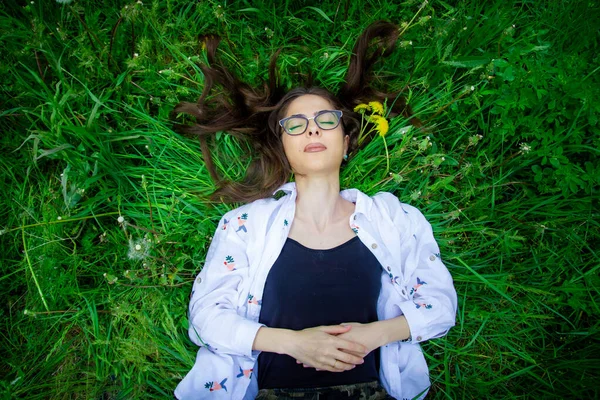 公园里的女人 躺在草地上的漂亮女人 花园里的年轻女人 — 图库照片