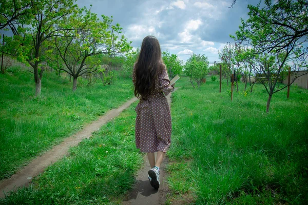 道路を歩く若い女性公園を歩くきれいな女性 — ストック写真