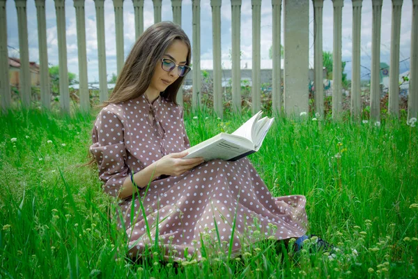 Uma Mulher Bonita Sentada Grama Menina Lendo Livro Parque Mulher — Fotografia de Stock