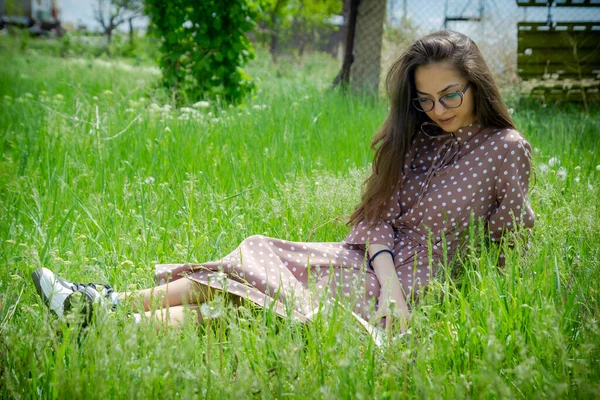 Eine Hübsche Frau Sitzt Auf Dem Gras Mädchen Liest Ein — Stockfoto