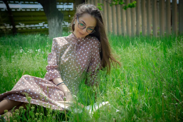 Una Mujer Bonita Sentada Hierba Una Chica Leyendo Libro Parque —  Fotos de Stock