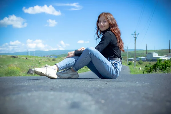 Pretty Woman Sitting Road Red Haired Girl Sitting Road — Stock Photo, Image