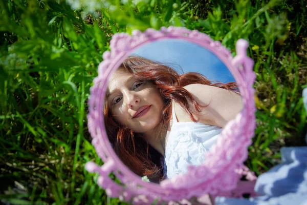 有镜子的漂亮女人 花园里有镜子的红头发女人 田野里有女人 — 图库照片