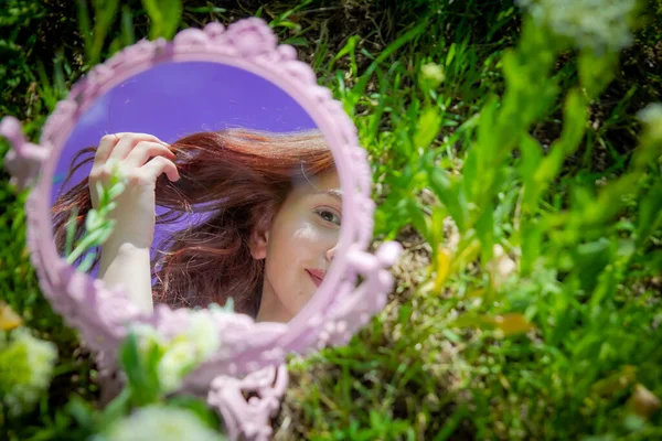 Mulher Bonita Com Espelho Mulher Cabelos Vermelhos Com Espelho Jardim — Fotografia de Stock