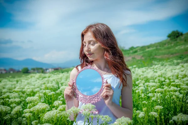 Mulher Bonita Com Espelho Mulher Cabelos Vermelhos Com Espelho Jardim — Fotografia de Stock