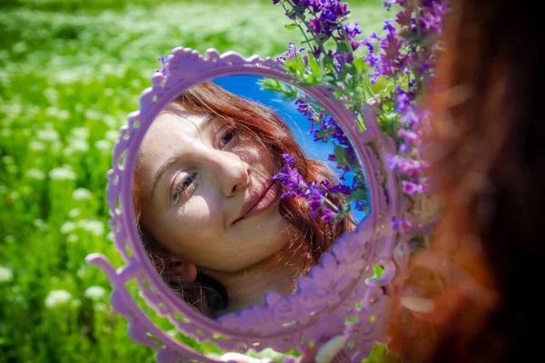 Mulher Bonita Com Espelho Mulher Cabelos Vermelhos Com Espelho Jardim — Fotografia de Stock