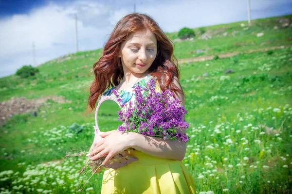 Hübsche Frau Mit Spiegel Rothaarige Frau Mit Spiegel Garten Frau — Stockfoto