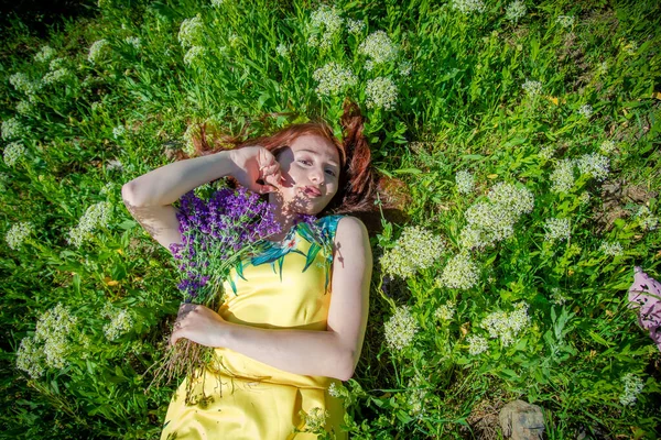 公園の赤い髪の女性草のきれいな女性草の上に寝そべっているきれいな女性 — ストック写真