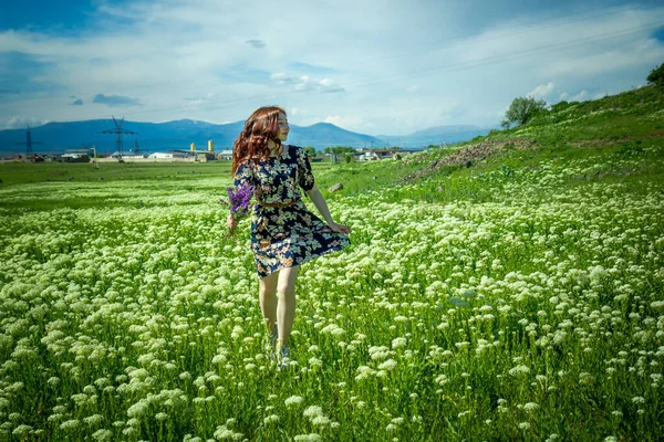 美丽的女孩在鲜花丛中 美丽的花朵 花园里的女人 田野里的女人 — 图库照片