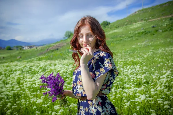 美丽的女孩在鲜花丛中 美丽的花朵 花园里的女人 田野里的女人 — 图库照片