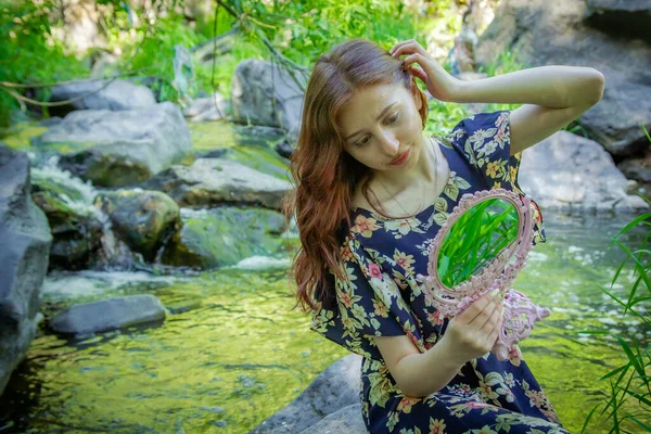 Mujer Bonita Con Espejo Mujer Pelirroja Con Espejo Jardín Mujer — Foto de Stock