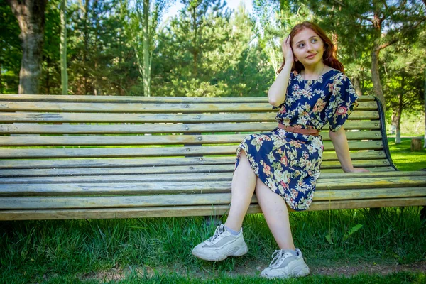 Frau Sitzt Auf Einer Bank Park Frau Auf Einer Holzbank — Stockfoto