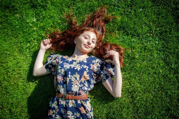 公园里的红头发女人 草地上的漂亮女人 草地上的漂亮女人 — 图库照片