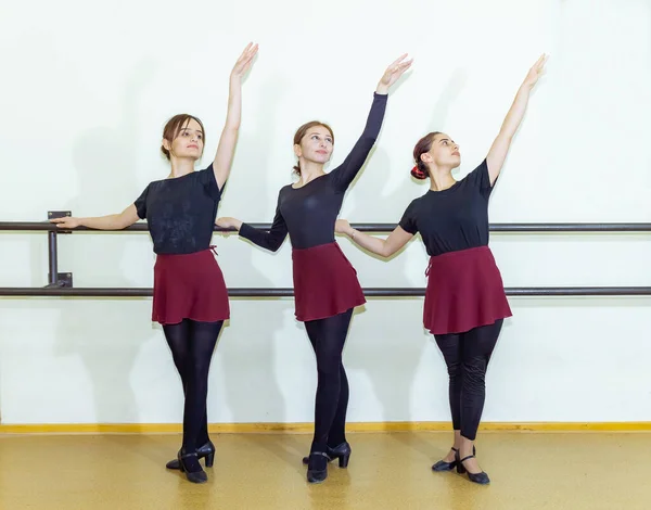 Группа Людей Танцующих Студии Группа Людей Танцующих Группа Людей Выполняющих — стоковое фото