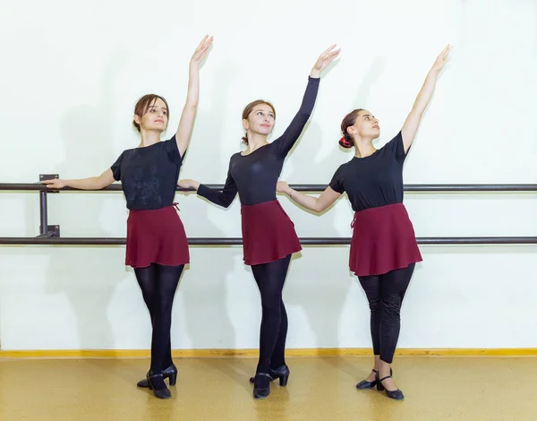 Grupo Personas Bailando Estudio Grupo Personas Bailando Grupo Personas Haciendo — Foto de Stock