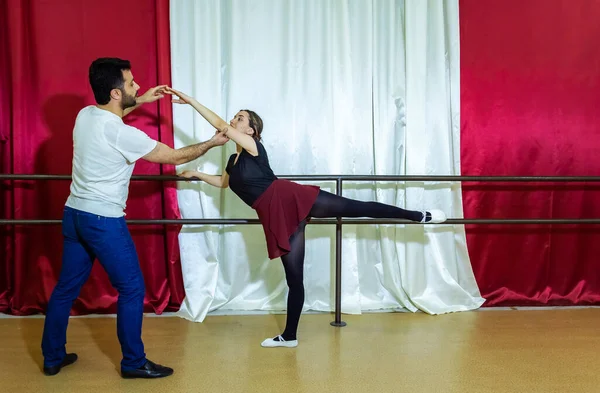 Läraren Undervisar Ung Kvinna Som Dansar Studion Kvinna Som Tränar — Stockfoto