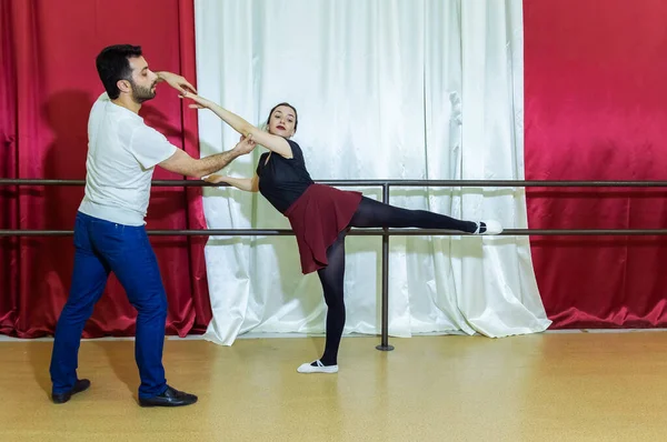 Professor Está Ensinando Jovem Dançando Estúdio Mulher Exercitando Estúdio Dança — Fotografia de Stock