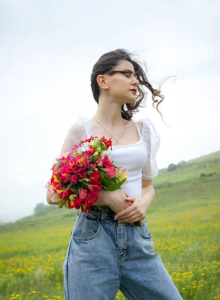 Retrato Uma Mulher Com Flor Retrato Uma Mulher Bonita Jardim — Fotografia de Stock