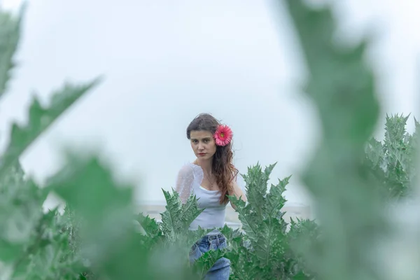 Retrato Uma Mulher Com Flor Retrato Uma Mulher Bonita Jardim — Fotografia de Stock