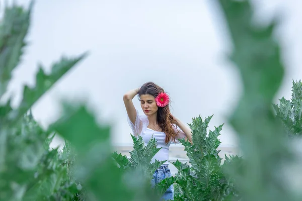 Retrato Uma Mulher Com Flor Retrato Uma Mulher Bonita Jardim — Fotografia de Stock