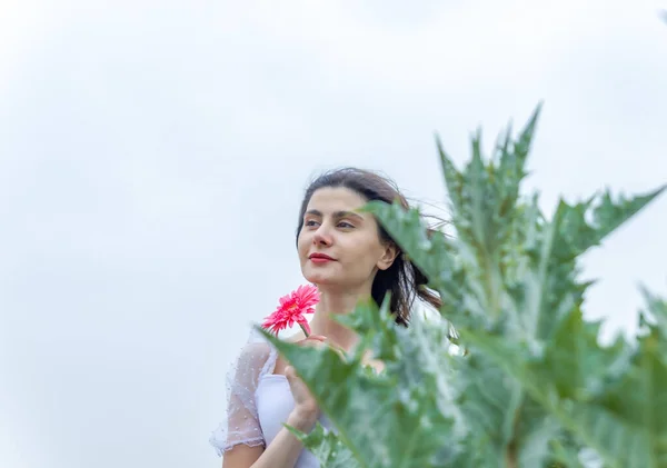 一个带着花的女人的画像 花园里一个漂亮女人的画像 — 图库照片