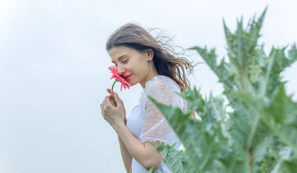 Retrato Uma Mulher Com Flor Retrato Uma Mulher Bonita Jardim — Fotografia de Stock