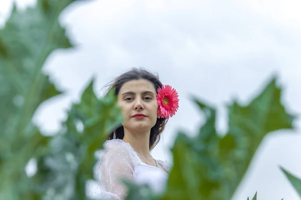 Retrato Uma Mulher Com Flor Retrato Uma Mulher Bonita Jardim — Fotografia de Stock