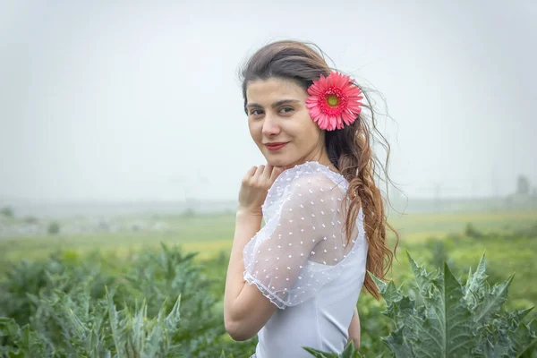 Retrato Uma Mulher Com Flor Retrato Uma Mulher Bonita Jardim — Fotografia de Stock